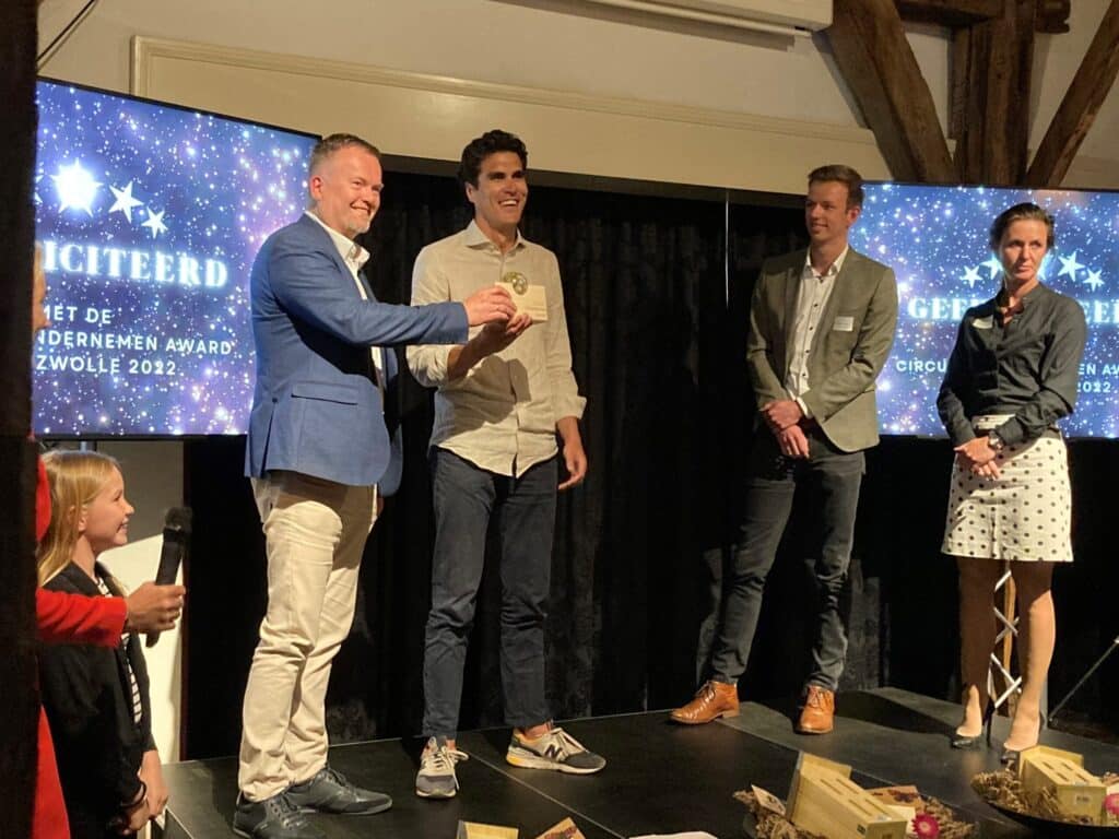 Victor neemt Circulair Ondernemen Award in ontvangst